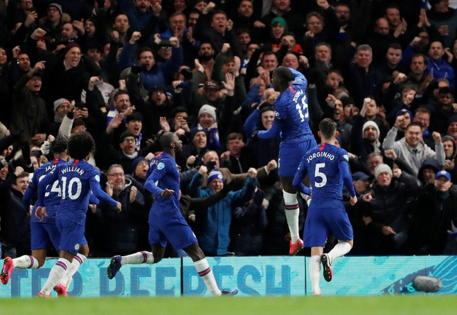 VAR khiến Zouma cùng đồng đội ăn mừng hụt. VAR khiến Zouma cùng đồng đội ăn mừng hụt.