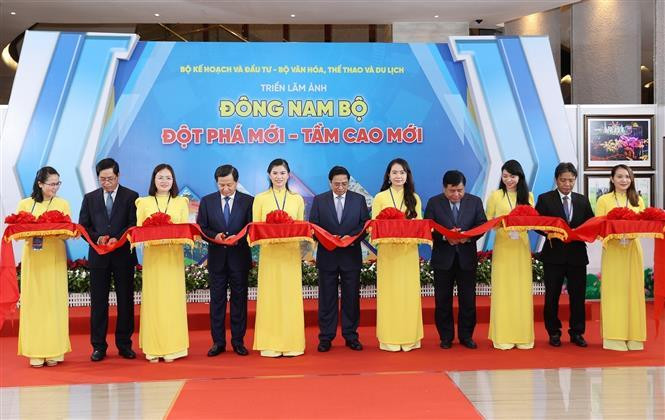 Thủ tướng Phạm Minh Chính và các đại biểu cắt băng khai mạc triển lãm ảnh "Đông Nam Bộ: Đột phá mới - Tầm cao mới”. Ảnh: Dương Giang/TTXVN Thủ tướng Phạm Minh Chính và các đại biểu cắt băng khai mạc triển lãm ảnh "Đông Nam Bộ: Đột phá mới - Tầm cao mới”. Ảnh: Dương Giang/TTXVN