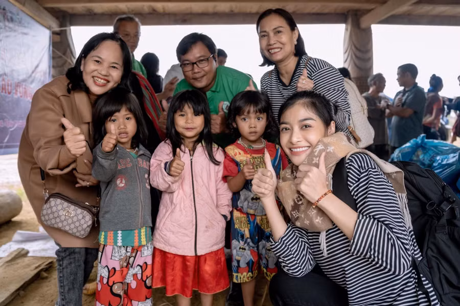 Á hậu Kiều Loan giản dị cùng mẹ làm từ thiện tại vùng khó khăn Tây Giang 