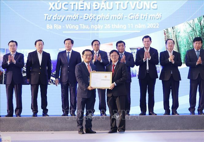 Thủ tướng Phạm Minh Chính và các đại biểu chứng kiến trao chứng nhận đầu tư, biên bản ghi nhớ giữa các địa phương vùng Đông Nam Bộ và các nhà đầu tư. Ảnh: Dương Giang/TTXVN Thủ tướng Phạm Minh Chính và các đại biểu chứng kiến trao chứng nhận đầu tư, biên bản ghi nhớ giữa các địa phương vùng Đông Nam Bộ và các nhà đầu tư. Ảnh: Dương Giang/TTXVN