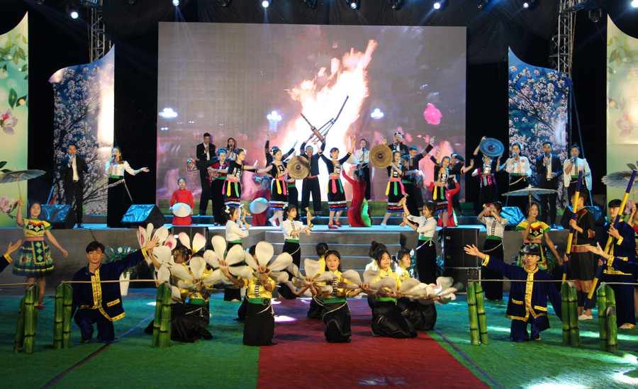 Tiết mục văn nghệ độc đáo được tổ chức trong đêm khai mạc 19/3. Tiết mục văn nghệ độc đáo được tổ chức trong đêm khai mạc 19/3.