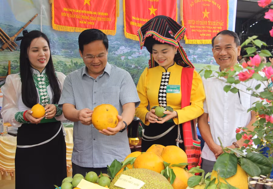 Ông Nguyễn Tiến Đạt, Bí thư Huyện ủy Mường Ảng (thứ 2 bên trái) thăm gian trưng bày nông sản của người dân.