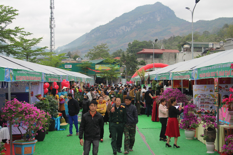 Du khách tham quan các gian trưng bày nông sản, ẩm thực... Du khách tham quan các gian trưng bày nông sản, ẩm thực...
