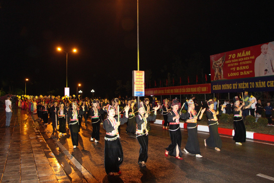 Trình diễn văn hoá đường phố sau lễ khai mạc Ngày hội. Trình diễn văn hoá đường phố sau lễ khai mạc Ngày hội.