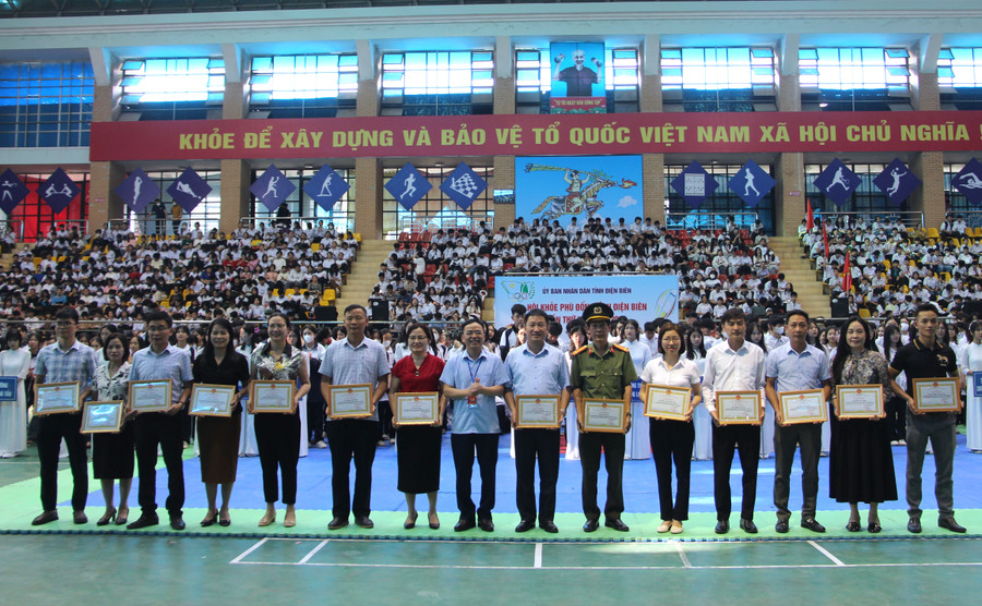 Ông Nguyễn Văn Đoạt (đứng giữa) trao tặng Giấy khen cho các tập thể, cá nhân có thành tích xuất sắc.