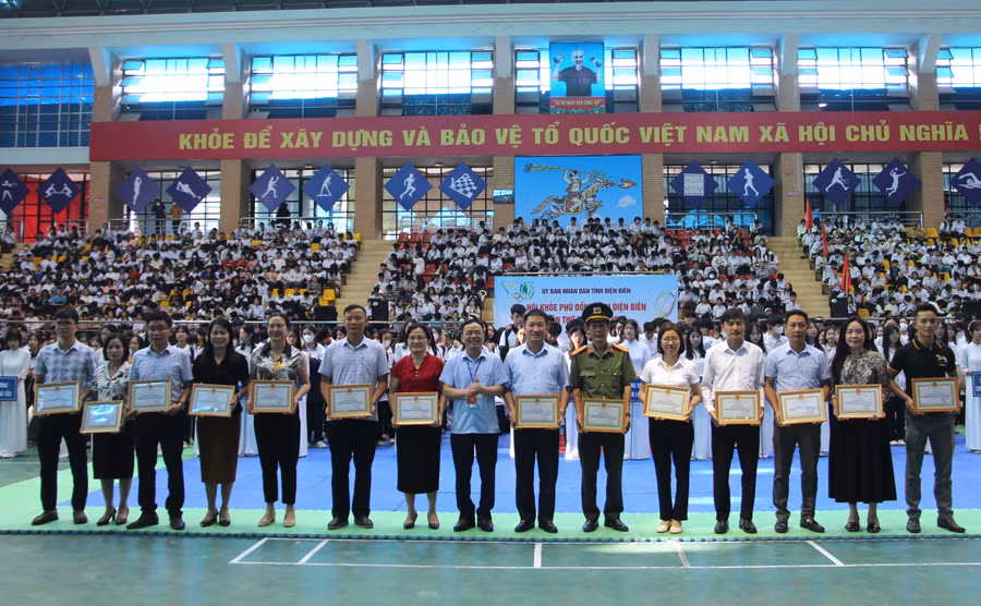 Ông Nguyễn Văn Đoạt (đứng giữa) trao tặng Giấy khen cho các tập thể, cá nhân có thành tích xuất sắc.