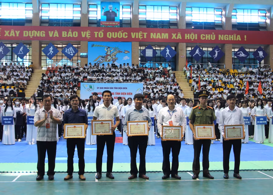 Ông Vừ A Bằng trao tặng Bằng khen cho tập thể và cá nhân có thành tích xuất sắc.