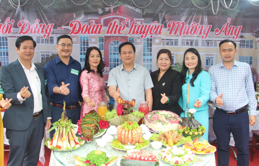 Lãnh đạo huyện Mường Ảng thăm, chụp ảnh lưu niệm bên mâm cơm với các món ăn độc đáo. Lãnh đạo huyện Mường Ảng thăm, chụp ảnh lưu niệm bên mâm cơm với các món ăn độc đáo.