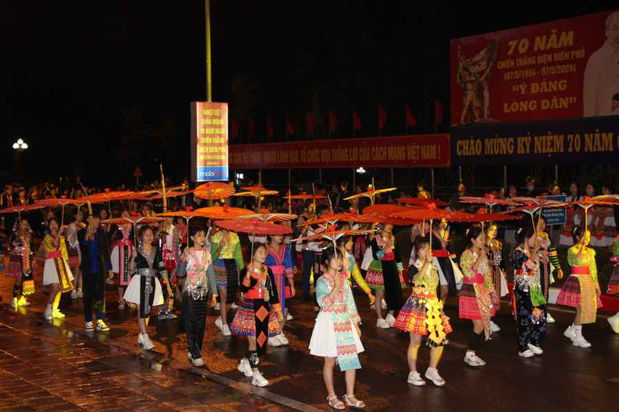 Các "sơn nữ" trình diễn trang phục truyền thống ... Các "sơn nữ" trình diễn trang phục truyền thống ...