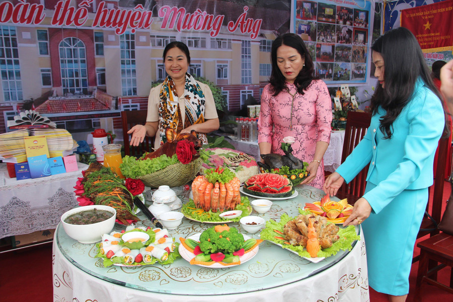 Các nữ công trổ tài... Các nữ công trổ tài...