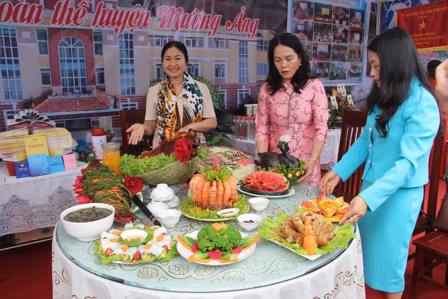 Các nữ công trổ tài...