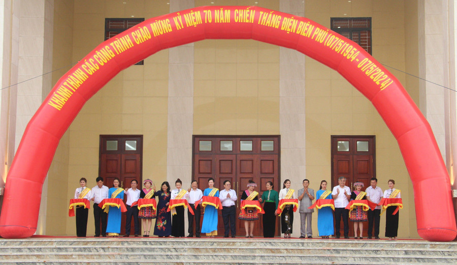 Cắt băng khánh thành công trình Trung tâm Hội nghị - Văn hóa huyện Mường Ảng. Cắt băng khánh thành công trình Trung tâm Hội nghị - Văn hóa huyện Mường Ảng.