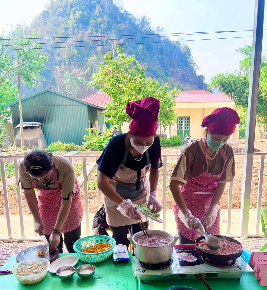 Các mẹ vào bếp thi làm mâm cơm...