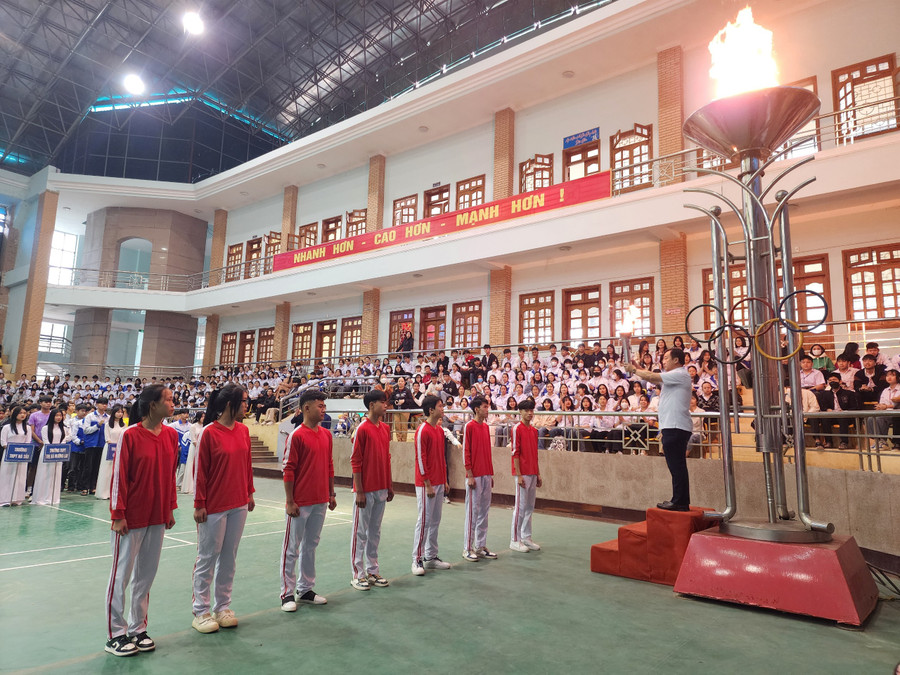 Ông Vừ A Bằng thực hiện nghi thức thắp đuốc khai mạc Hội khỏe Phù Đổng.