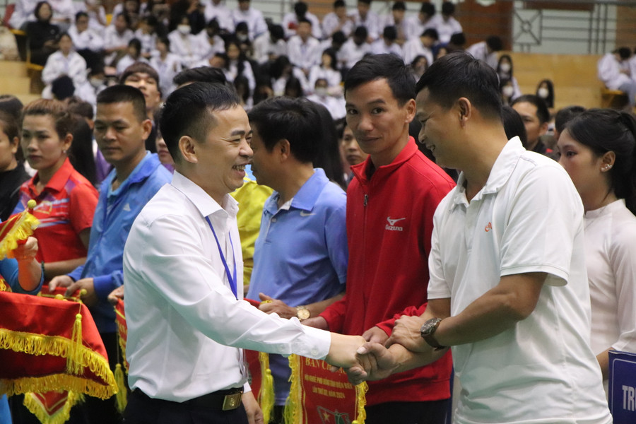 Ông Nguyễn Văn Đoạt - Giám đốc Sở GD&amp;ĐT tỉnh Điện Biên trao cờ lưu niệm cho các đoàn vận động viên.