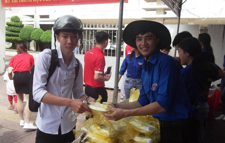 Cơm được trao cho thí sinh tại điểm thi Trường THPT Hồ Thị Kỷ (TP Cà Mau) Cơm được trao cho thí sinh tại điểm thi Trường THPT Hồ Thị Kỷ (TP Cà Mau)