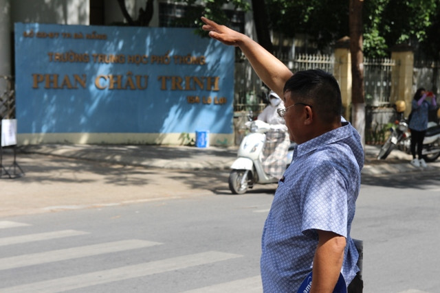 Nhận ra con mình người cha vội vẫy tay ra hiệu.