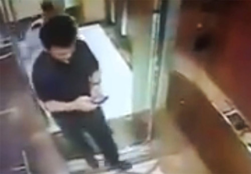 Hôm nay, Nguyễn Hữu Linh hầu tòa ảnh 1 Ông Linh trong thang máy trước lúc ôm hôn bé gái.