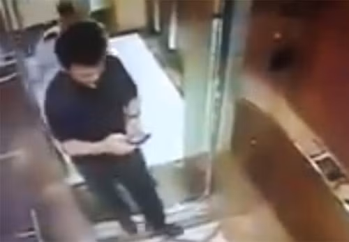 Ông Linh trong thang máy trước lúc ôm hôn bé gái.