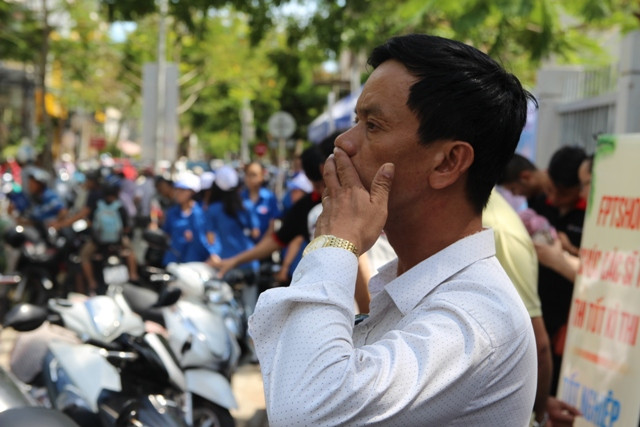 Vẻ mặt thấp thỏm lo âu khi hồi trống hết thúc thời gian làm bài vừa vang lên.