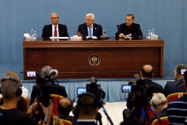 Nhà lãnh đạo Palestine Mahmoud Abbas (giữa) cho biết một giải pháp chính trị cho cuộc xung đột giữa Israel và Palestine phải được giải quyết trước mọi điều khác
