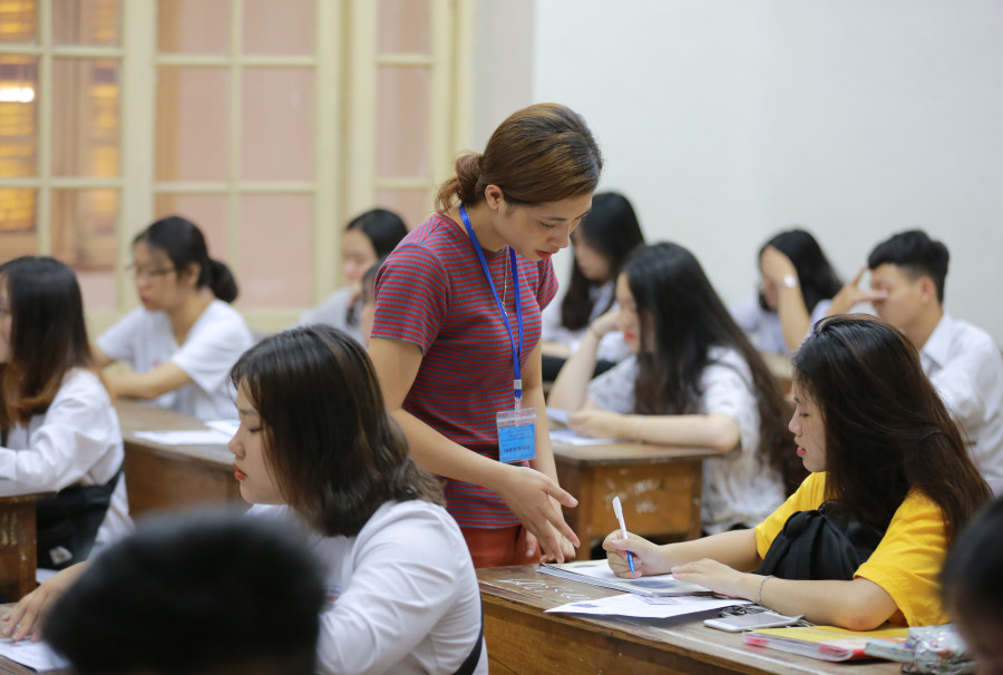 Giám thị làm nhiệm vụ trong kỳ thi năm nay được quán triệt không được chủ quan, bỏ vị trí trong khi diễn ra kỳ thi. Ảnh: Phú Xuân - Thế Đại