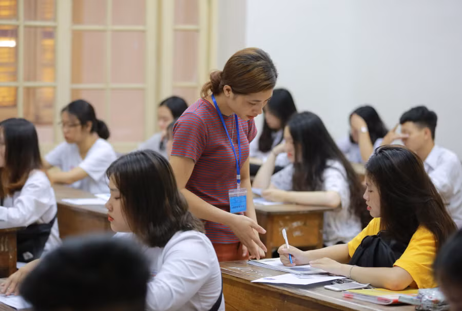 Giám thị làm nhiệm vụ trong kỳ thi năm nay được quán triệt không được chủ quan, bỏ vị trí trong khi diễn ra kỳ thi. Ảnh: Phú Xuân - Thế Đại