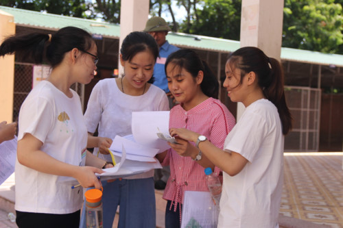 Thí sinh trao đổi bài sau môn thi Ngữ văn Thí sinh trao đổi bài sau môn thi Ngữ văn