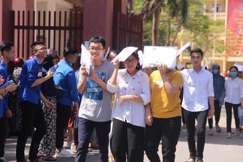 Thí sinh Nghệ An hoàn thành bài thi môn Ngữ văn trong tâm trạng thoải mái. Thí sinh Nghệ An hoàn thành bài thi môn Ngữ văn trong tâm trạng thoải mái.