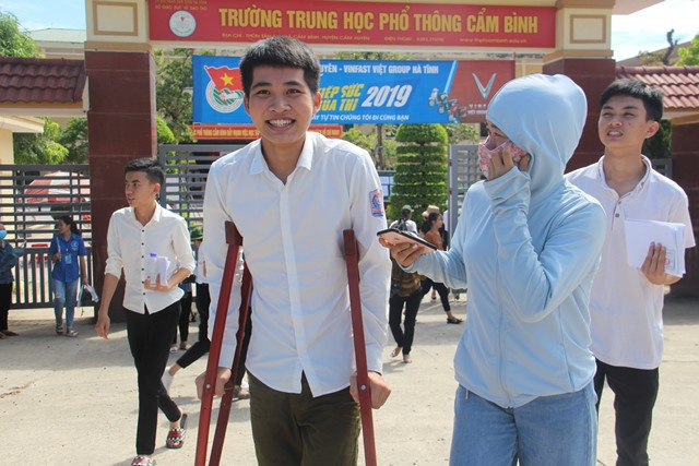 Thí sinh hồ hởi sau khi kết thúc môn Văn đầu tiên. Thí sinh hồ hởi sau khi kết thúc môn Văn đầu tiên.