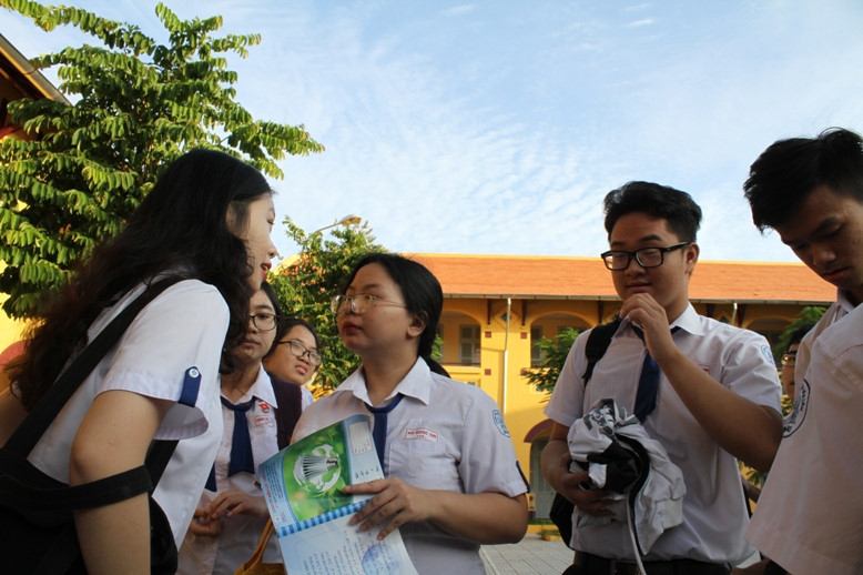 Thí sinh trao đổi khi thi xong môn Văn. Thí sinh trao đổi khi thi xong môn Văn.