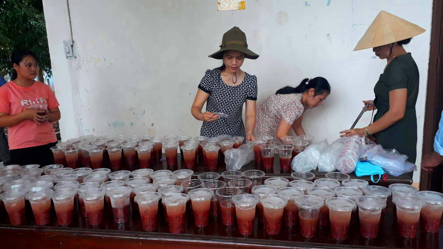 Thí sinh điểm thi trường THPT Phú Lộc (Thừa Thiên Huế) được tiếp sức chè đậu đỏ từ tấm lòng phụ huynh Thí sinh điểm thi trường THPT Phú Lộc (Thừa Thiên Huế) được tiếp sức chè đậu đỏ từ tấm lòng phụ huynh