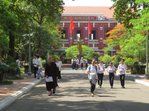 Thí sinh Huế kết thúc môn thi đầu tiên trong tiết trời nắng nóng. Thí sinh Huế kết thúc môn thi đầu tiên trong tiết trời nắng nóng.