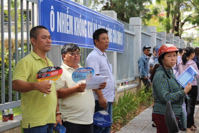 Nhiều phụ huynh đợi con dưới cái nắng gay gắt.