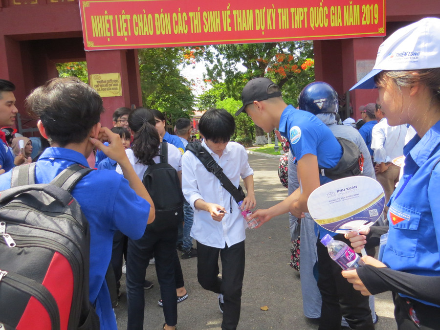 Các bạn trẻ tham dự tiếp sức mùa thi ở Huế trao nước miễn phí sau mỗi buổi thi Các bạn trẻ tham dự tiếp sức mùa thi ở Huế trao nước miễn phí sau mỗi buổi thi