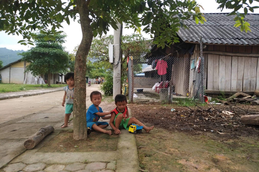 Những đứa trẻ tại Khu TĐC Tam Va, xã Văn Lăng, huyện Đồng Hỷ