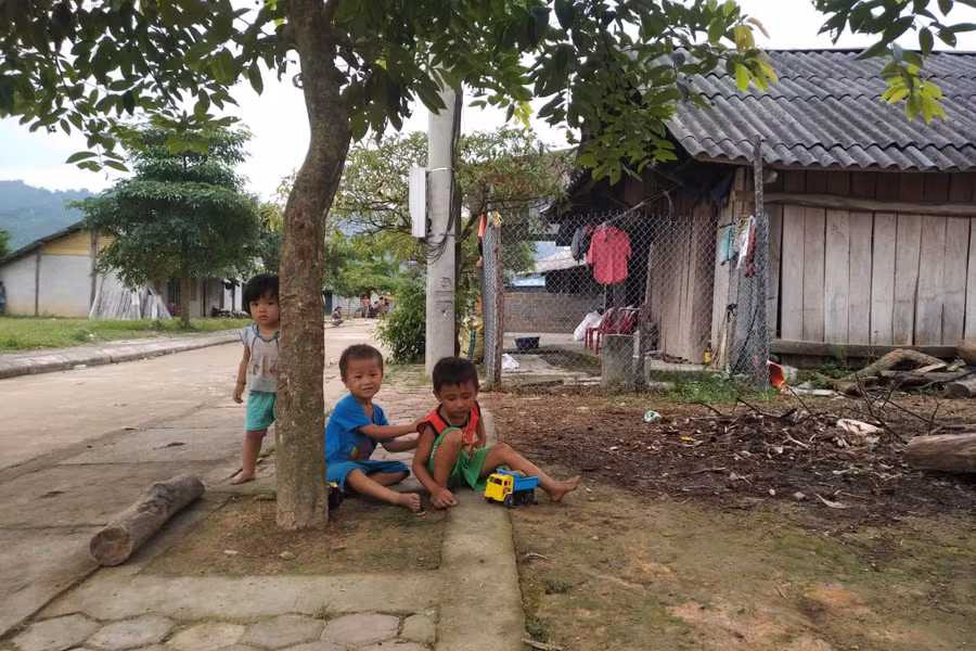 Những đứa trẻ tại Khu TĐC Tam Va, xã Văn Lăng, huyện Đồng Hỷ