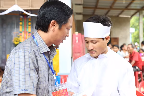 Ông Hoàng Nam - Phó chủ tịch UBND tỉnh Quảng Trị chi buồn cùng gia đình cô giáo Trần Thị Thuý. 