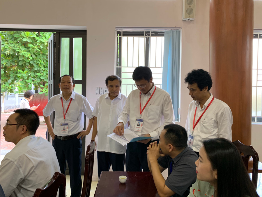 Thứ trưởng Lê Hải An kiểm tra công tác coi thi tại điểm thi trường THPT chuyên Hưng Yên