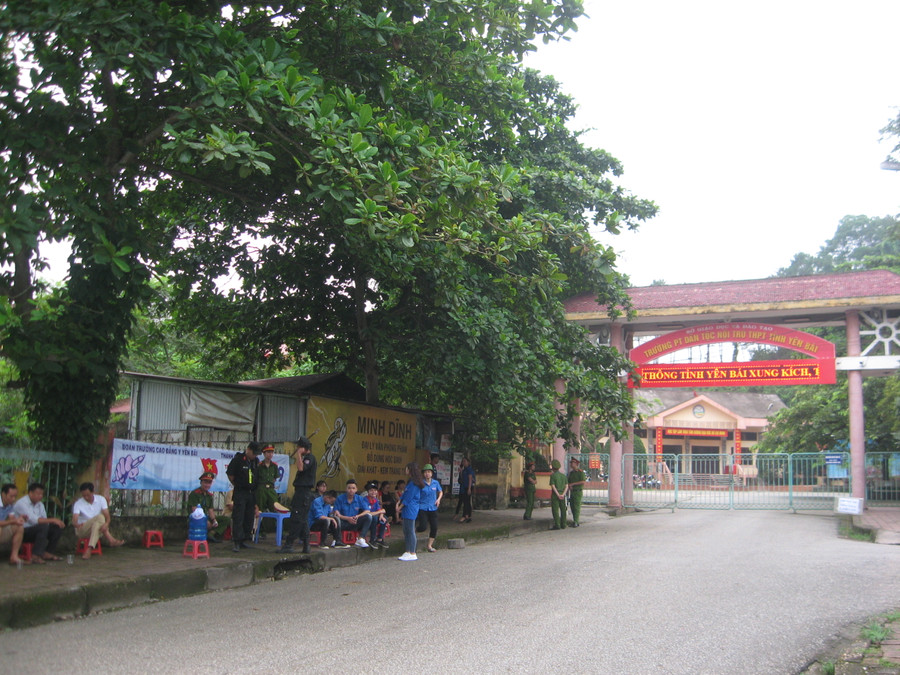 Các lực lượng hỗ trợ tại điểm thi Trường Phổ thông dân tộc nội trú.