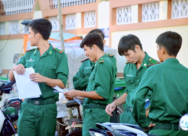 Các chiến sĩ biên phòng tham dự kỳ thi THPT quốc gia 2019 trong bộ quân phục sắc xanh ấn tượng.