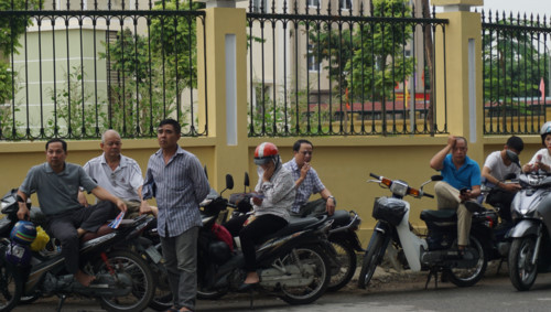 Chờ con trước cổng trường.