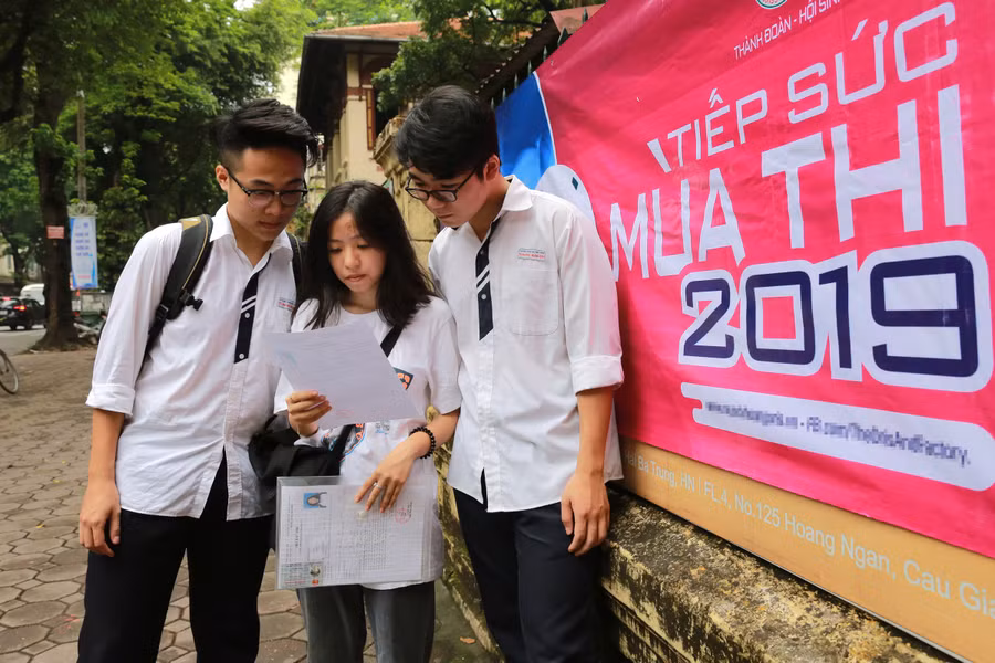 Thí sinh nhận phòng thi tại Trường THPT Trần Phú (Hà Nội).