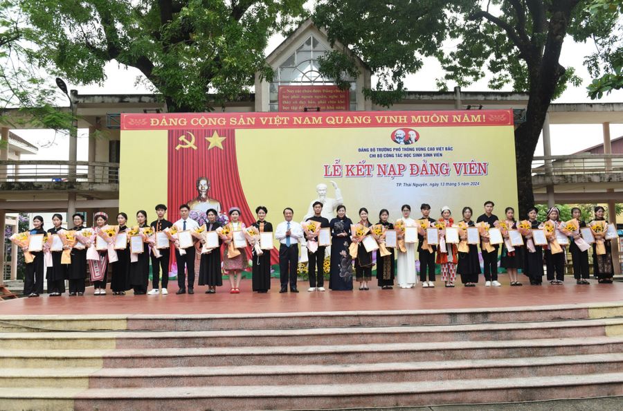 Bộ trưởng - Chủ nhiệm Ủy ban Dân tộc Hầu A Lềnh dự lễ kết nạp đảng tại trường PT Vùng Cao Việt Bắc.