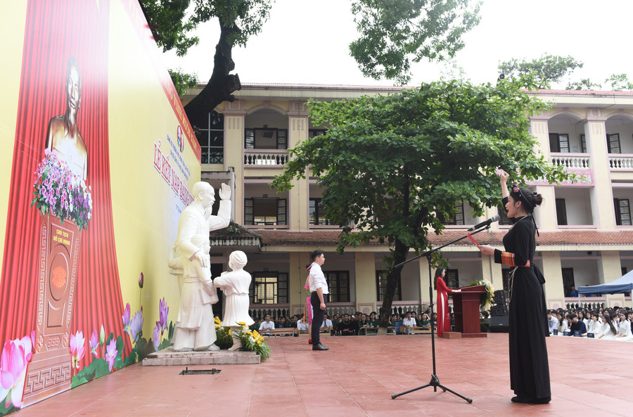 Học sinh người DTTS vinh dự được đứng trong hàng ngũ của Đảng.