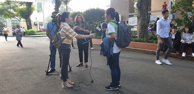 Phóng viên phỏng vấn thí sinh trước khi bước vào kỳ thi đợt 2 Phóng viên phỏng vấn thí sinh trước khi bước vào kỳ thi đợt 2