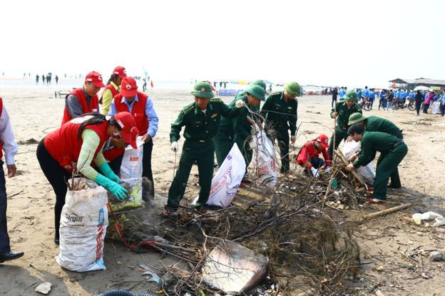 Chiến sĩ BĐBP cùng tham gia làm sạch biển Chiến sĩ BĐBP cùng tham gia làm sạch biển