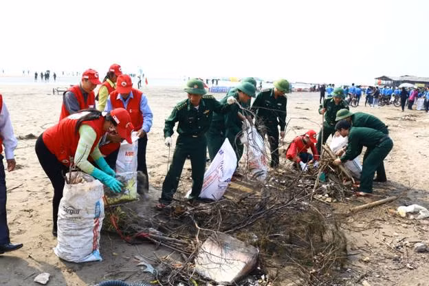 Chiến sĩ BĐBP cùng tham gia làm sạch biển Chiến sĩ BĐBP cùng tham gia làm sạch biển