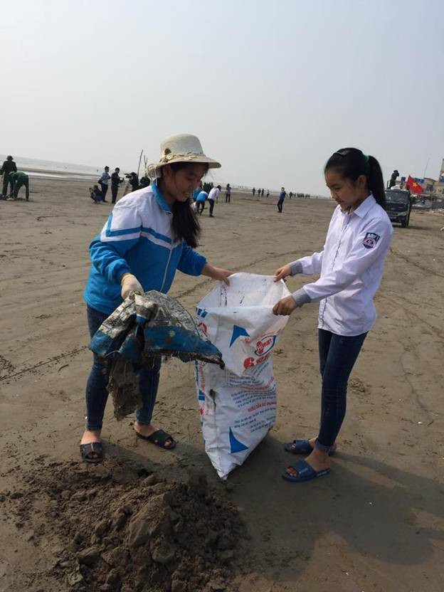 Hoạt động làm sạch biển sẽ nâng cao ý thức mỗi học sinh Hoạt động làm sạch biển sẽ nâng cao ý thức mỗi học sinh