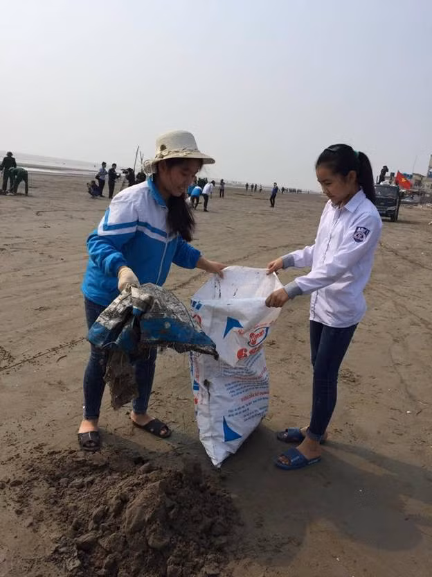 Hoạt động làm sạch biển sẽ nâng cao ý thức mỗi học sinh Hoạt động làm sạch biển sẽ nâng cao ý thức mỗi học sinh